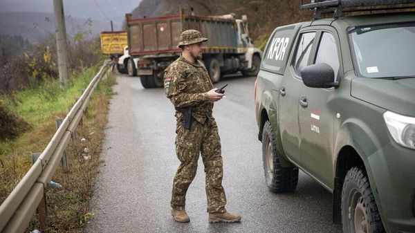 Баррикады на дороге около деревни Угларе, в северной части Косово