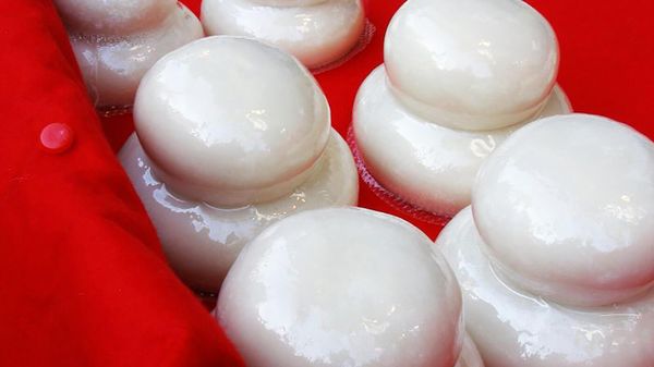 Пирожные Kagami mochi - традиционное Новогоднее украшение в Японии