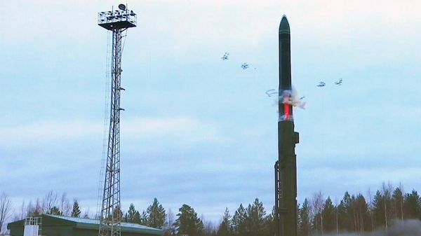 Запуск межконтинентальной баллистической ракеты (МБР) РС-24 Ярс в составе подвижного грунтового ракетного комплекса