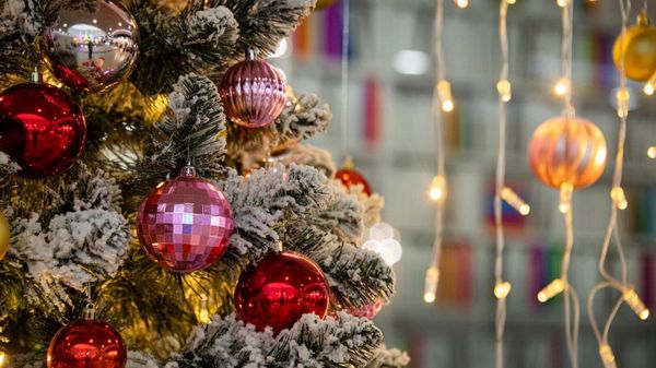 Новогодние ёлочные украшения в одном из супермаркетов Симферополя