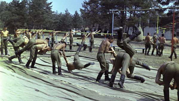 Курсанты осваивают приемы самбо, 1960-е года Курсанты осваивают приемы самбо, 1960-е года