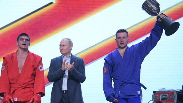 Президент РФ Владимир Путин и серебряный призер первенства России по боевому самбо-2019 среди юниоров, мастер спорта Дубина Евгений Президент РФ Владимир Путин и серебряный призер первенства России по боевому самбо-2019 среди юниоров, мастер спорта Дубина Евгений