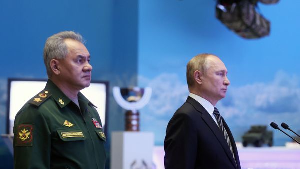 Президент РФ Владимир Путин и министр обороны РФ Сергей Шойгу на расширенном заседании коллегии Минобороны РФ