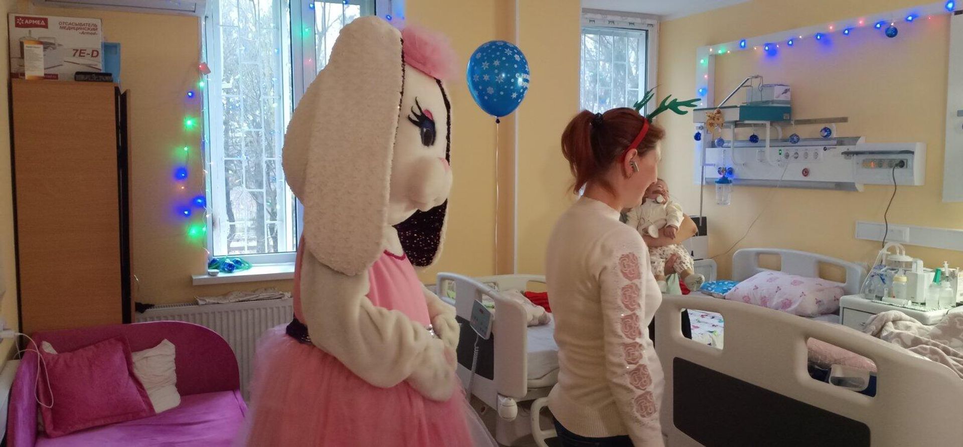 Аниматоры по случаю Нового года в гостях у пациентов паллиативнго отделения КДХ - РИА Новости, 1920, 27.12.2022