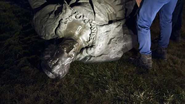 Рабочие убирают памятник Екатерине II  в Одессе
