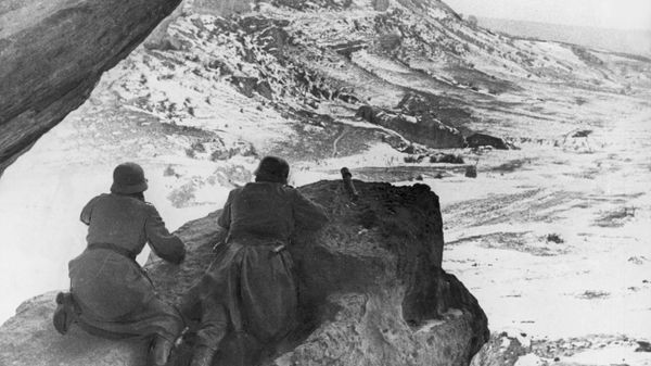 Немецкие солдаты ведут наблюдение под Севастополем, 1941 г. Фото: Госархив РК.