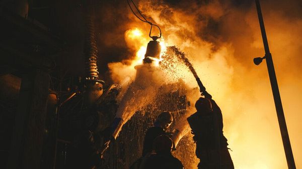 Пожарные Государственной службы по чрезвычайным ситуациям Украины работают над тушением пожара на инфраструктурном объекте