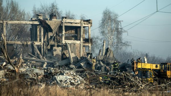 Разбор здания обстрелянного общежития ПТУ в Макеевке