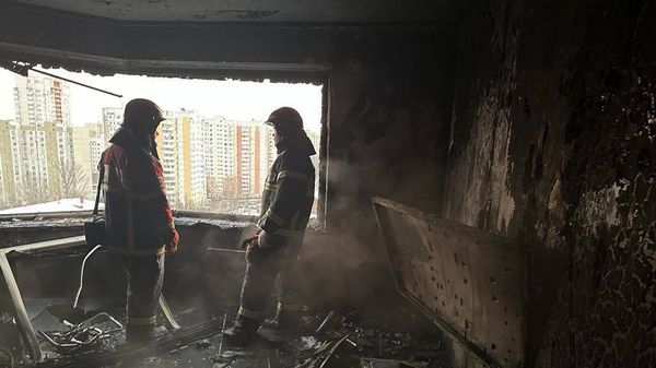 На месте пожара в многоквартирном доме в Москве найдены тела трех человек с огнестрельными ранениями