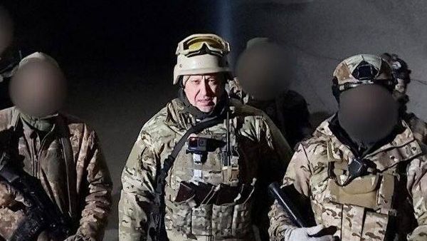 Бойцы подразделения ЧВК Вагнер и основатель группы бизнесмен Евгений Пригожин в Соледаре