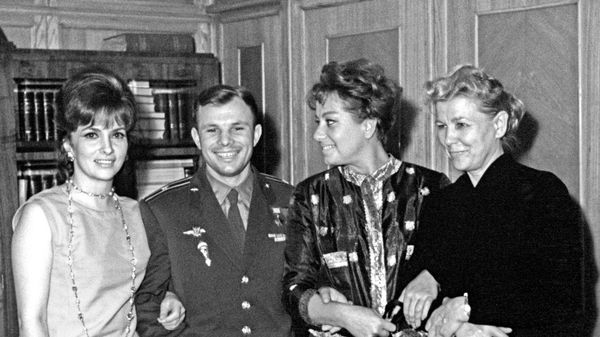 Участницы II Московского международного кинофестиваля, итальянские актрисы Джина Лоллобриджида (слева) и Мариза Мерлини (вторая справа) с летчиком-космонавтом СССР Юрием Гагариным и министром культуры СССР Екатериной Фурцевой (справа) 
