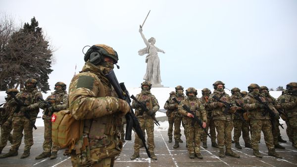 Добровольцы отряда Сталинград на Мамаевом кургане перед отправкой в зону проведения специальной военной операции