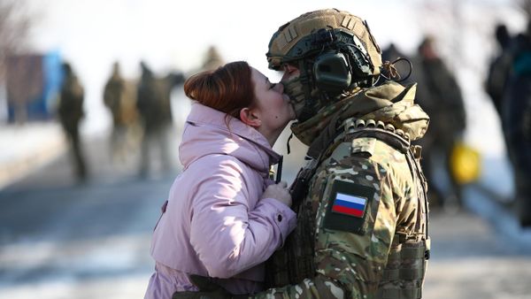 Девушка провожает добровольца в зону проведения специальной военной операции