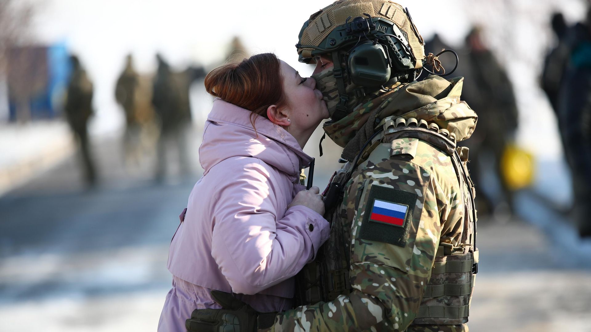 Девушка провожает добровольца в зону проведения специальной военной операции - РИА Новости, 1920, 02.05.2023
