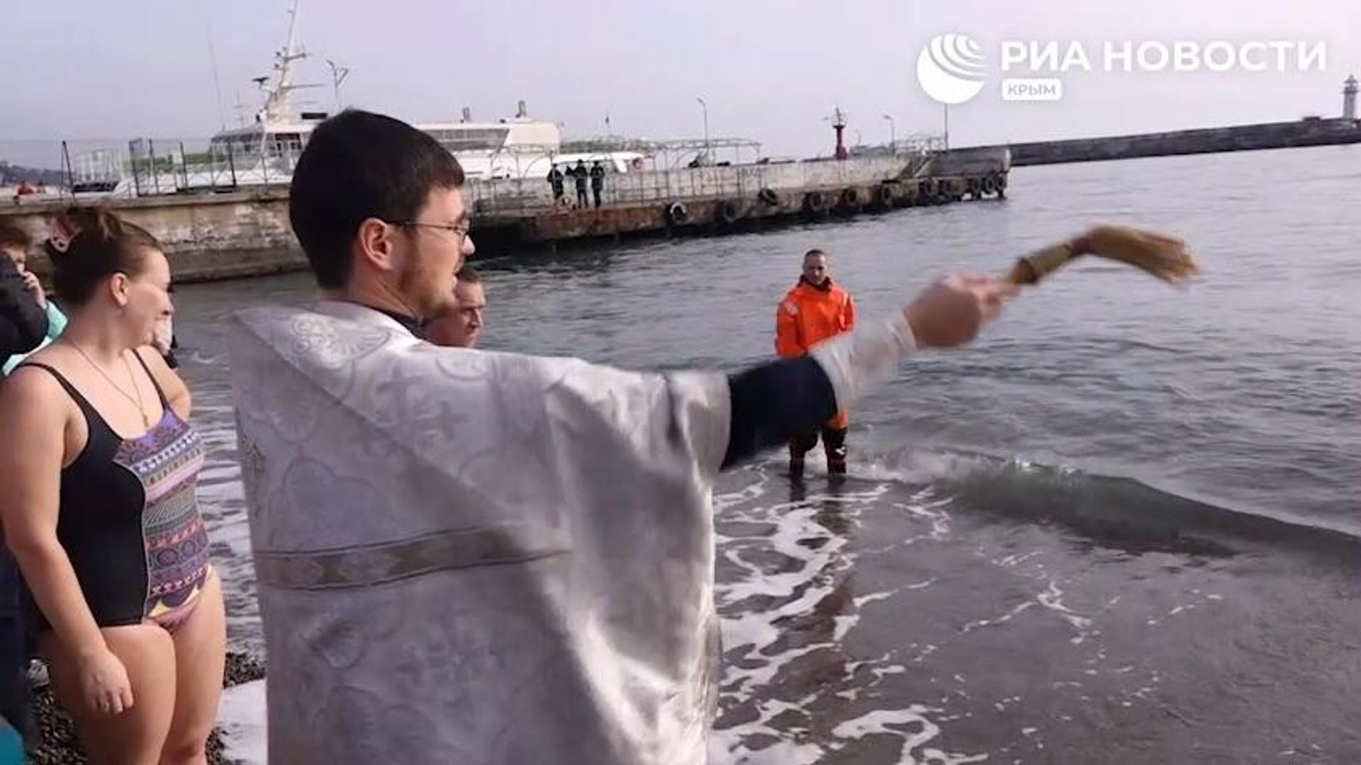 Морские купания в Ялте на Крещение для православных и не только - РИА Новости, 1920, 19.01.2023