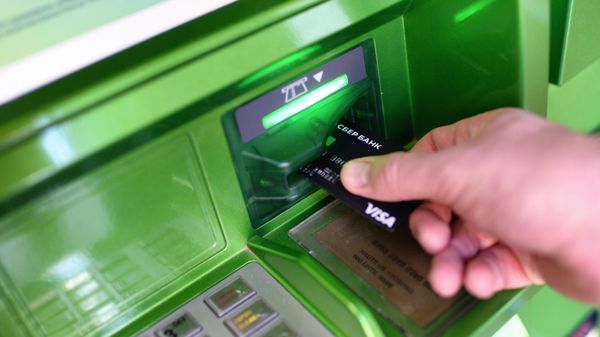 В Симферополе заработал первый мобильный офис Сбербанка