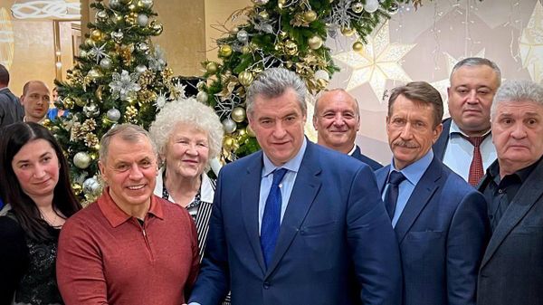 Делегация ЛДПР вместе прибыла в Крым. На фото спикер Госсовета РК Владимир Константинов, глава ЛДПР Леонид Слуцкий, Виктор Бут