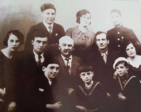 Семья Кассанелли. Анджолина Кассонелли — справа в нижнем ряду, в белом берете. Источник: книга Д. Джакетти-Бойко Итальянцы Крыма. Истории и судьбы.
