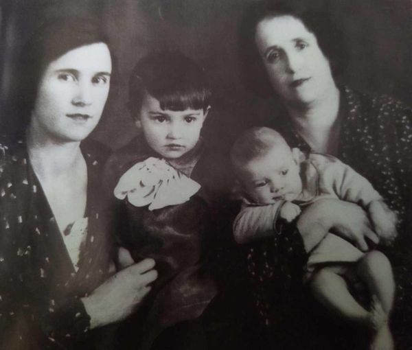 Паулина Еванджелиста с матерью и детьми. Сын Олег депортацию не переживет, останется одна дочка… Источник: книга Д. Джакетти-Бойко Итальянцы Крыма. Истории и судьбы.
