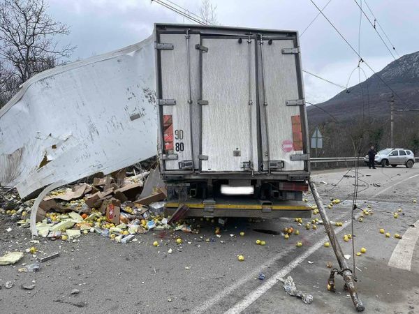 В Алуште грузовик врезался в отбойник: водитель погиб. 29.01.2023