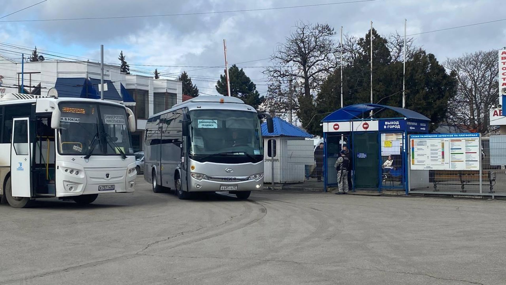 Автобусы сообщением Симферополь - Скадовск на железнодорожном вокзале - РИА Новости, 1920, 27.03.2023