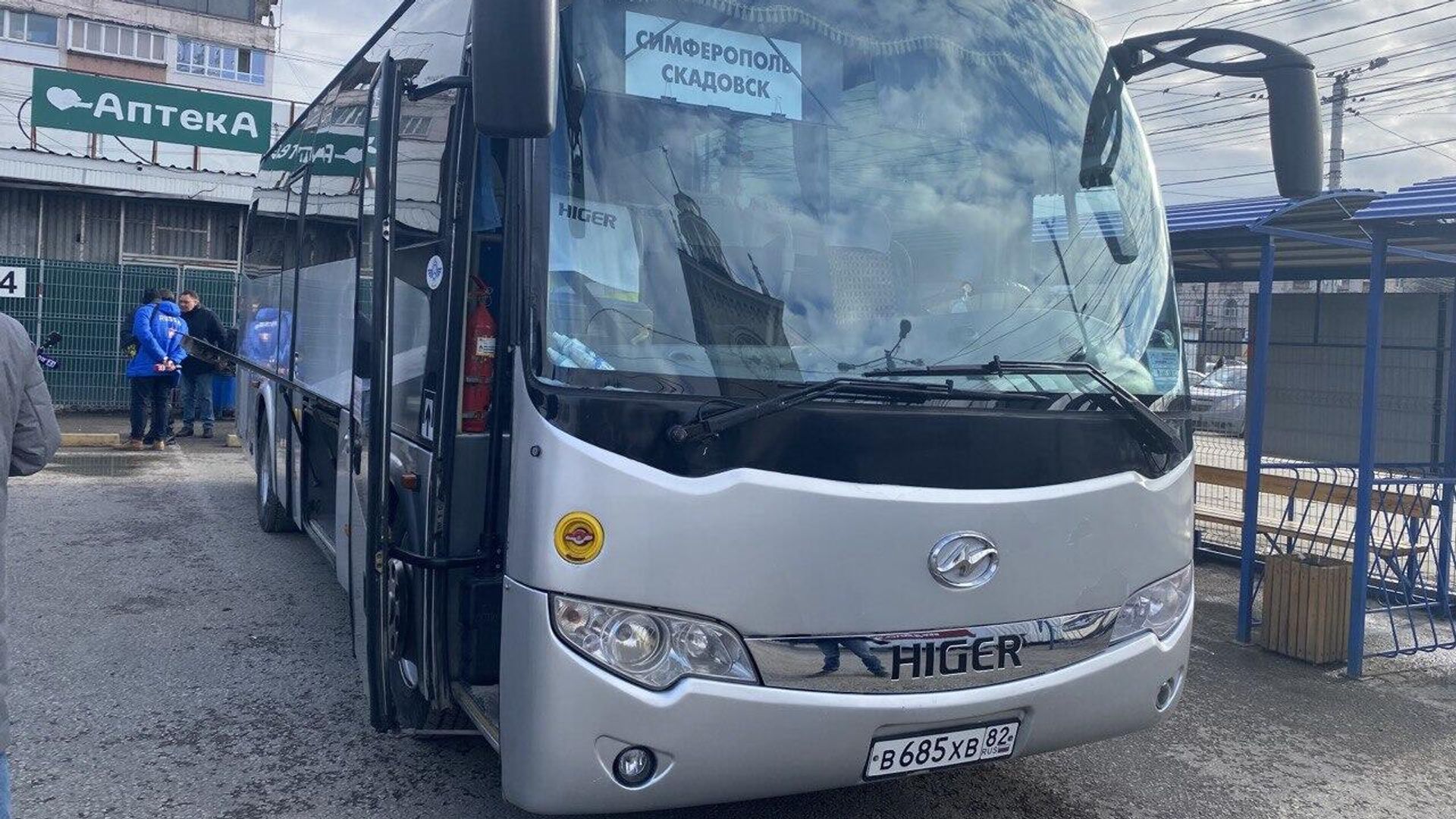 Автобус сообщением Симферополь - Скадовск на железнодорожном вокзале - РИА Новости, 1920, 01.02.2023