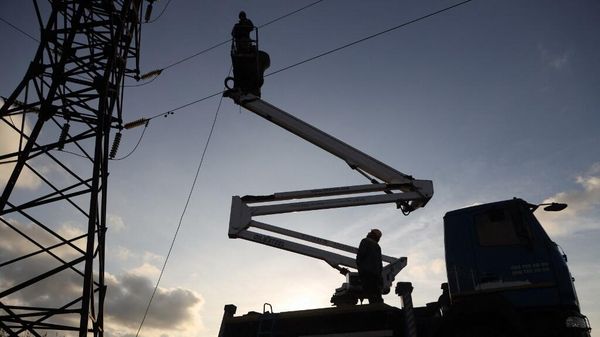 Рабочие ремонтируют высоковольтные линии электропередачи. Архивное фото