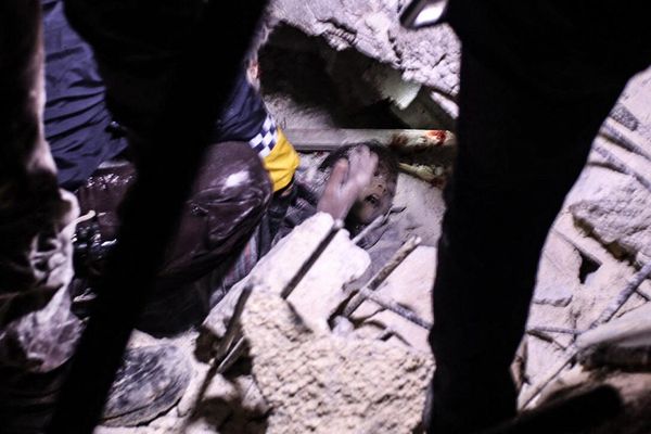 Спасение ребенка из-под завалов после землетрясения в сирийском Азазе  