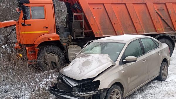 В ДТП с легковушкой и КамАЗом под Симферополем пострадали два человека