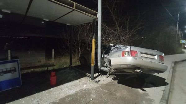 В Севастополе выпивший водитель врезался в опору освещения