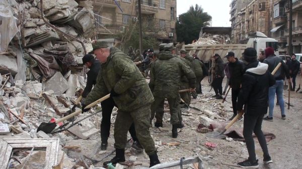 Российские военные в Сирии помогают в ликвидации последствий землетрясения