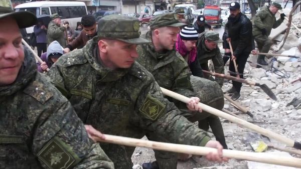Российские военные в Сирии помогают в ликвидации последствий землетрясения
