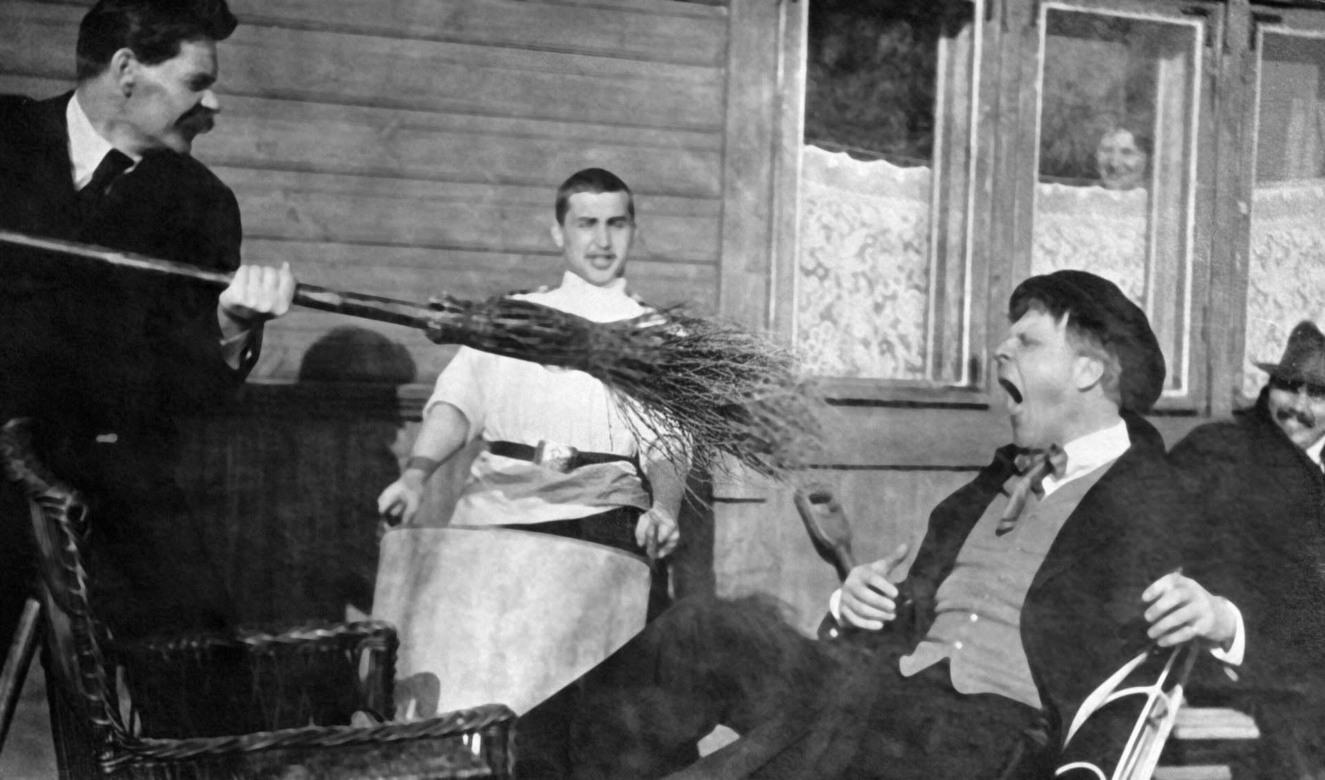 Шуточная фотография - писатель Максим Горький (слева) грозит метлой певцу Федору Шаляпину (справа). - РИА Новости, 1920, 24.04.2024