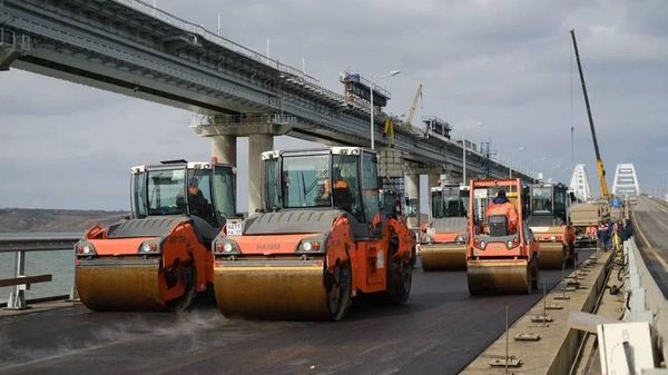 Укладка первого слоя асфальтобетона на Крымском мосту