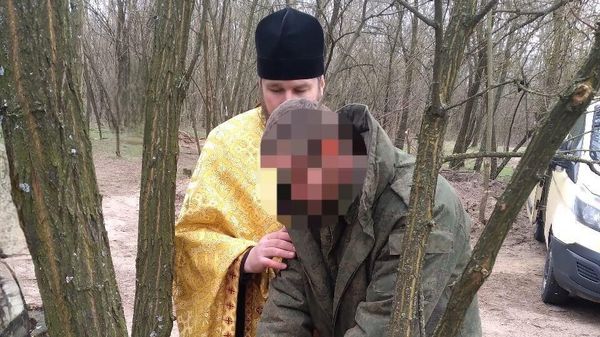О. Дмитрий Кротков проводит обряд крещения в полевых условиях О. Дмитрий Кротков проводит обряд крещения в полевых условиях