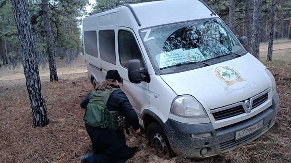 Починка микроавтобуса гуманитарной миссии Крымской митрополии в военно-полевых условиях Починка микроавтобуса гуманитарной миссии Крымской митрополии в военно-полевых условиях