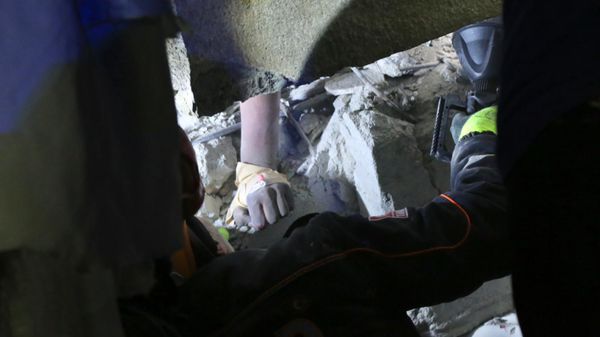Спасение людей из-под завалов в Турции после землетрясений Спасение людей из-под завалов в Турции после землетрясений