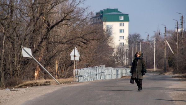 Новая Каховка, женщина идет по улице