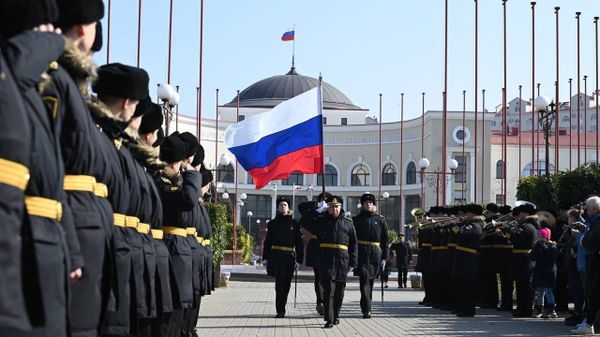 Аллея Героев в Студенческом сквере в Парке Победы в Севастополе