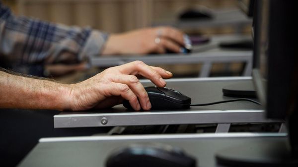 Мужчина работает за компьютером