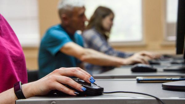 Девушка работает за компьютером