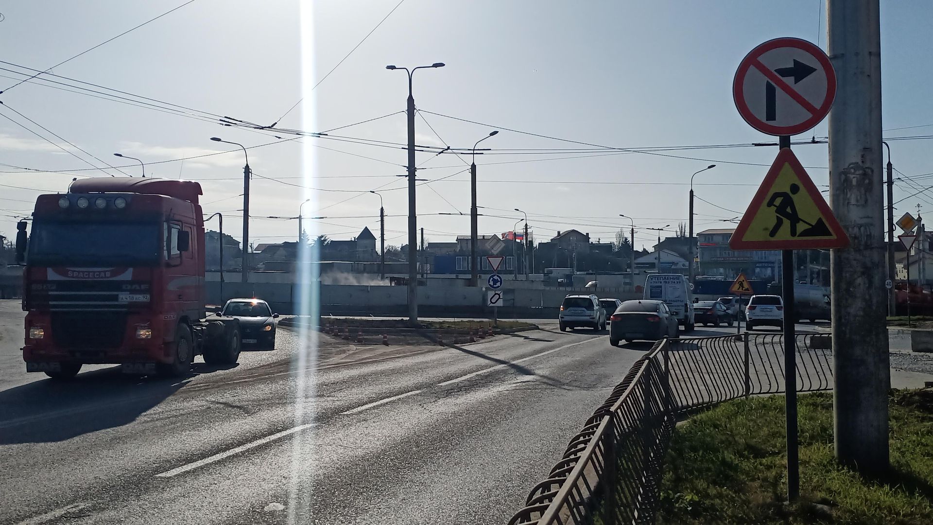 Автомобили на развязке на 5-м километре Балаклавского шоссе в Севастополе Автомобили на развязке на 5-м километре Балаклавского шоссе в Севастополе - РИА Новости, 1920, 19.04.2024