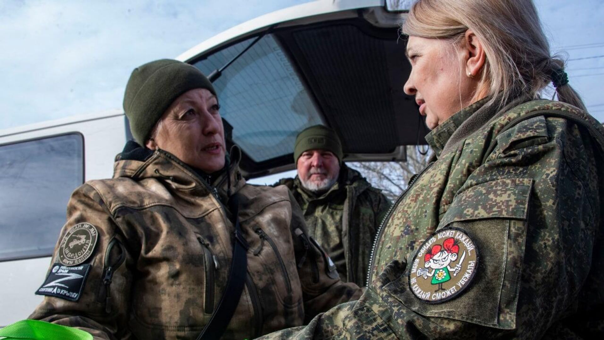 Лидер движения Крымские феи Татьяна Савицкая (слева) передает гуманитарную помощь в Васильевке Запорожской области - РИА Новости, 1920, 03.03.2023
