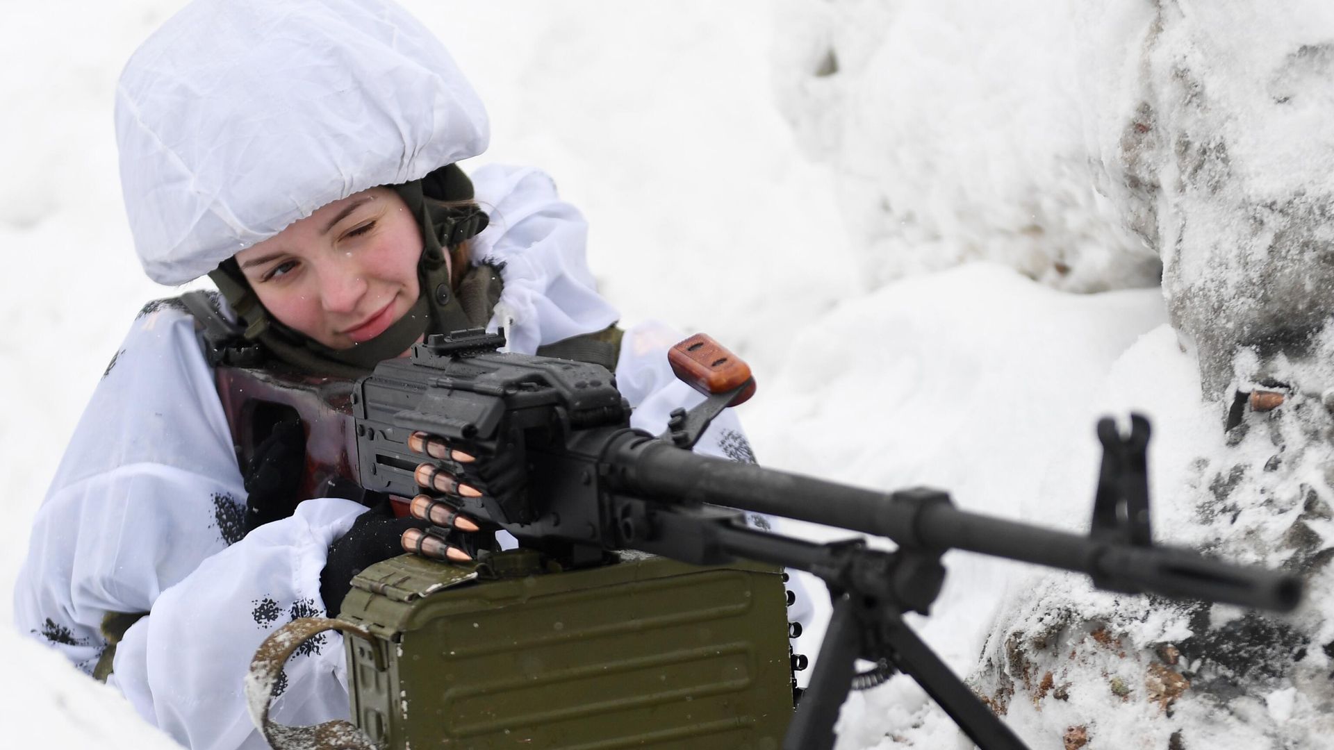 Девушка-курсантка Военной академии радиационной, химической и биологической защиты проходит боевую подготовку на учебно-тактическом поле академии в Костроме - РИА Новости, 1920, 07.03.2023