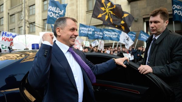 Владимир Константинов (слева) у здания Государственной Думы РФ Владимир Константинов (слева) у здания Государственной Думы РФ