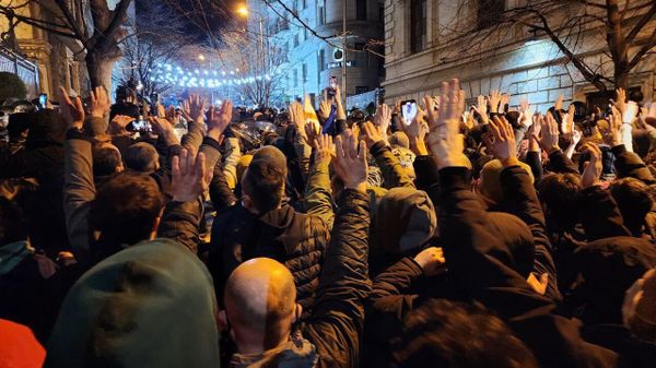 Беспорядки у парламента в Тбилиси