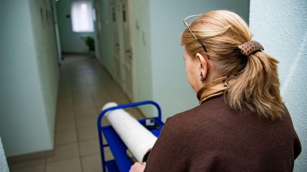 Архивист отвозит документы в хранилище 