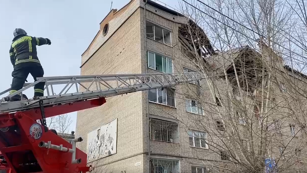 Спасатели работают на месте взрыва бытового газа в многоэтажке в Чите