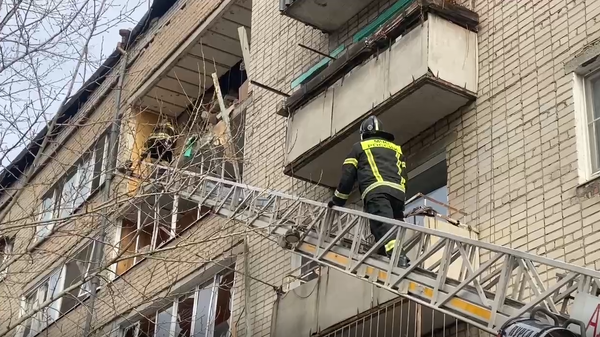 Спасатели работают на месте взрыва бытового газа в многоэтажке в Чите