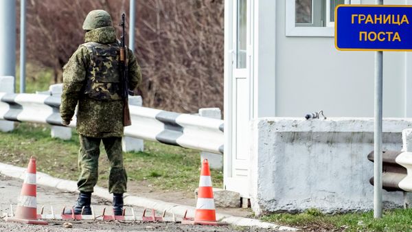 Миротворец на блок посту в районе Вадул-луй-Водэ в Приднестровье.